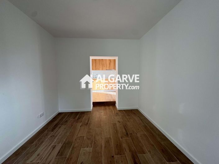 Image No.16-6 Bed Semi-Detached for sale