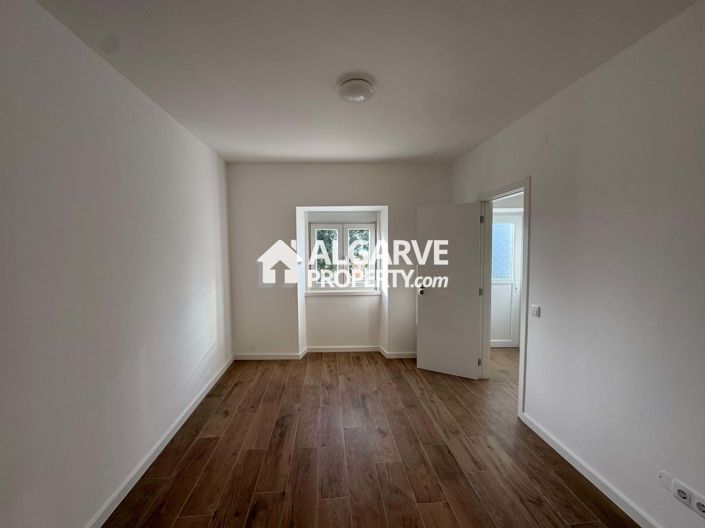 Image No.17-6 Bed Semi-Detached for sale