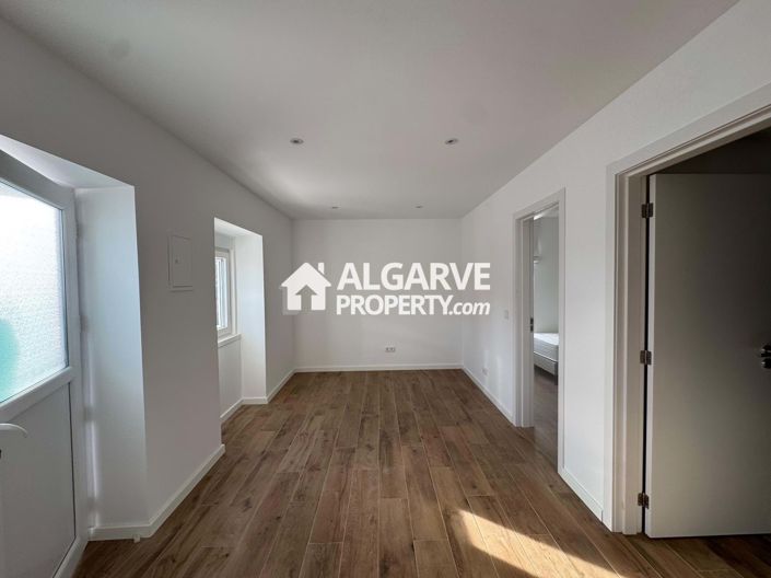 Image No.6-6 Bed Semi-Detached for sale