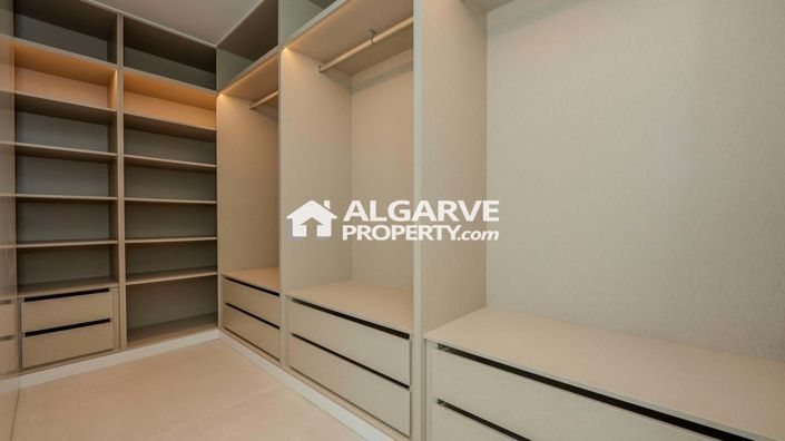 Image No.29-4 Bed Apartment for sale