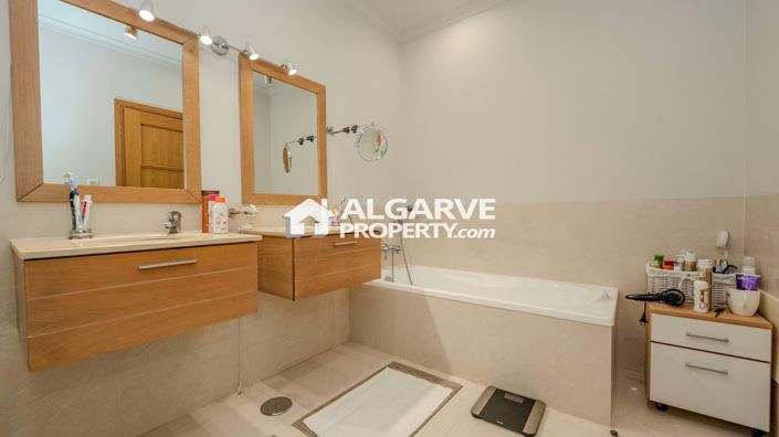 Image No.12-4 Bed Villa for sale