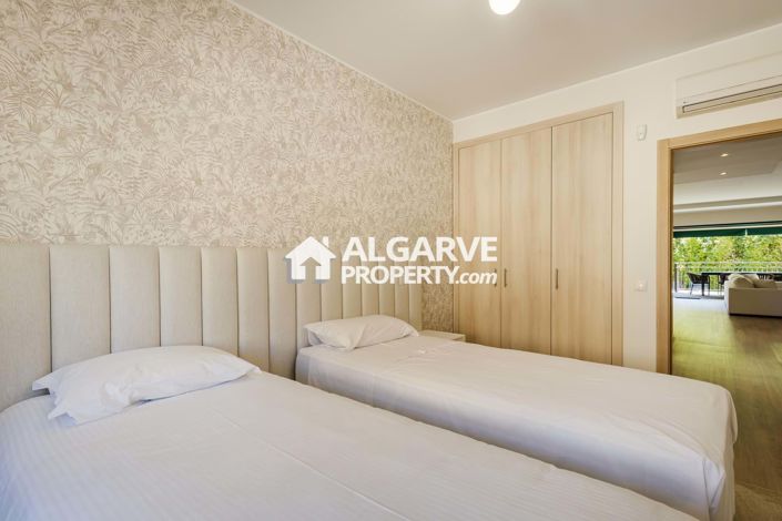 Image No.14-6 Bed Semi-Detached for sale