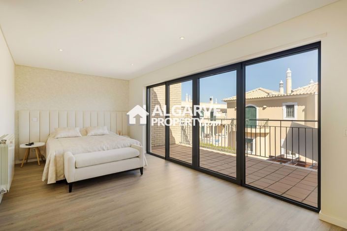 Image No.16-6 Bed Semi-Detached for sale