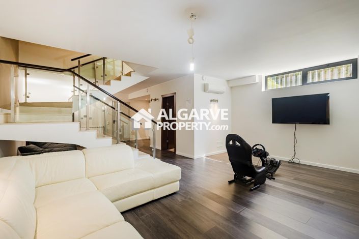 Image No.21-6 Bed Semi-Detached for sale