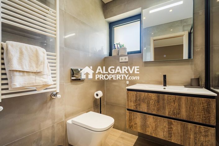 Image No.27-6 Bed Semi-Detached for sale