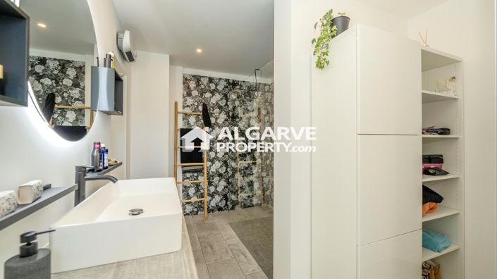 Image No.10-4 Bed Villa for sale