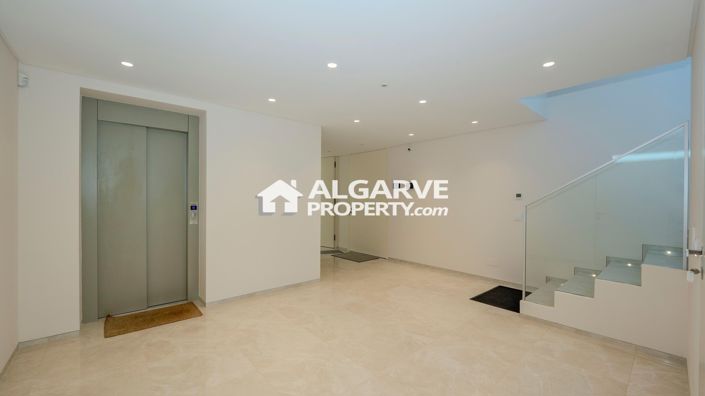 Image No.20-5 Bed Villa for sale