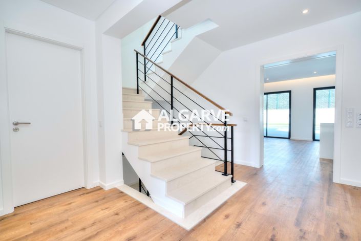 Image No.2-4 Bed Villa for sale