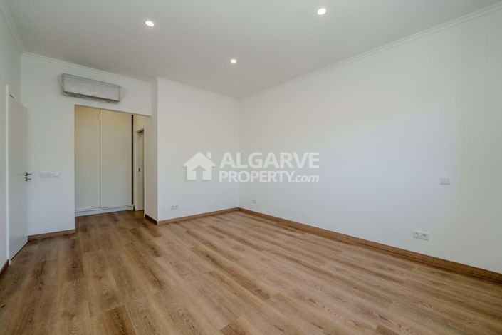 Image No.26-5 Bed Villa for sale