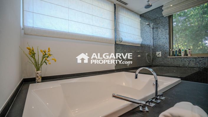 Image No.42-13 Bed Villa for sale