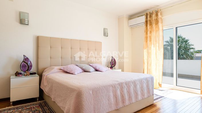 Image No.4-6 Bed Villa for sale