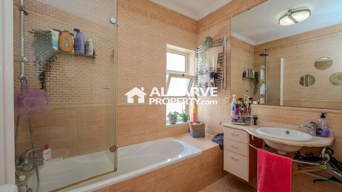 Image No.27-4 Bed Townhouse for sale