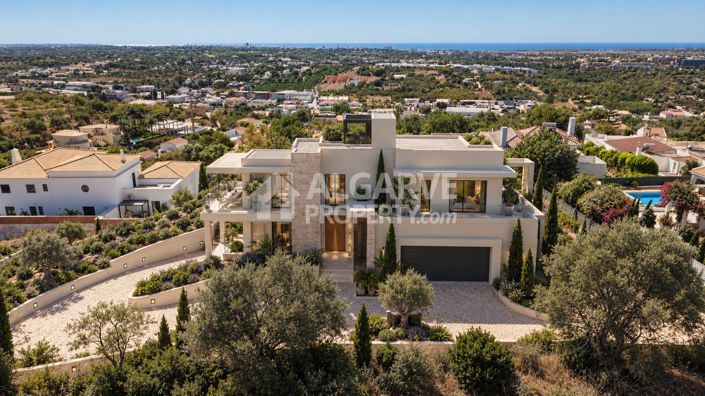 Image No.10-5 Bed Property for sale