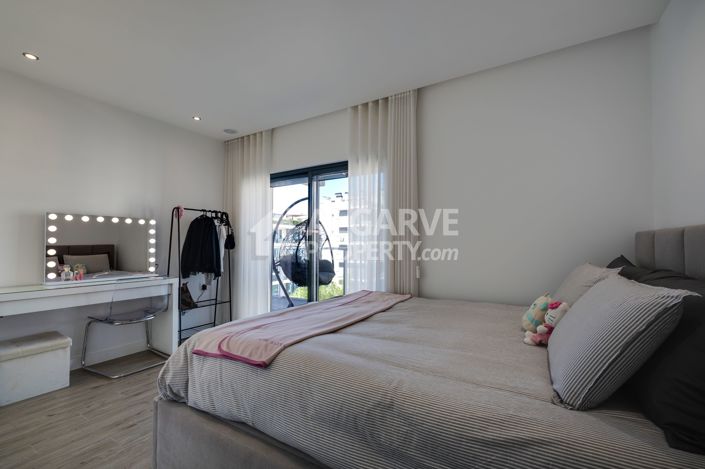 Image No.20-3 Bed Apartment for sale