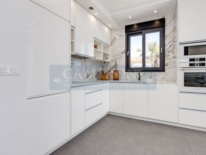 Image No.18-4 Bed Property for sale