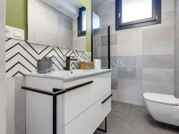 Image No.28-4 Bed Property for sale