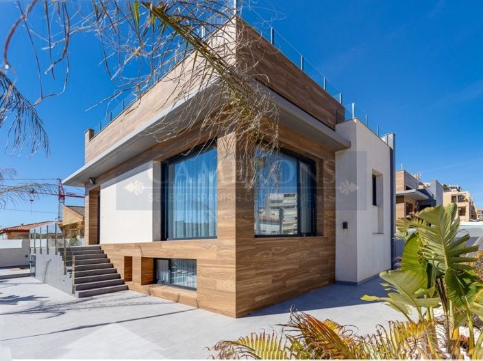 Image No.4-4 Bed Property for sale