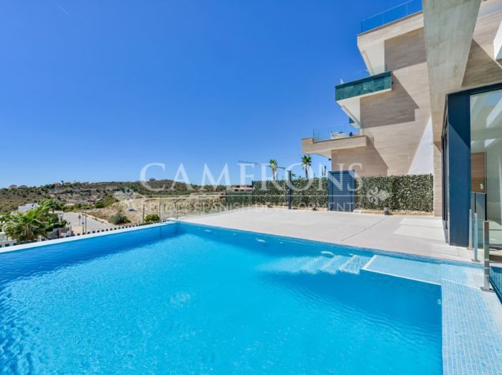 Image No.2-4 Bed Property for sale