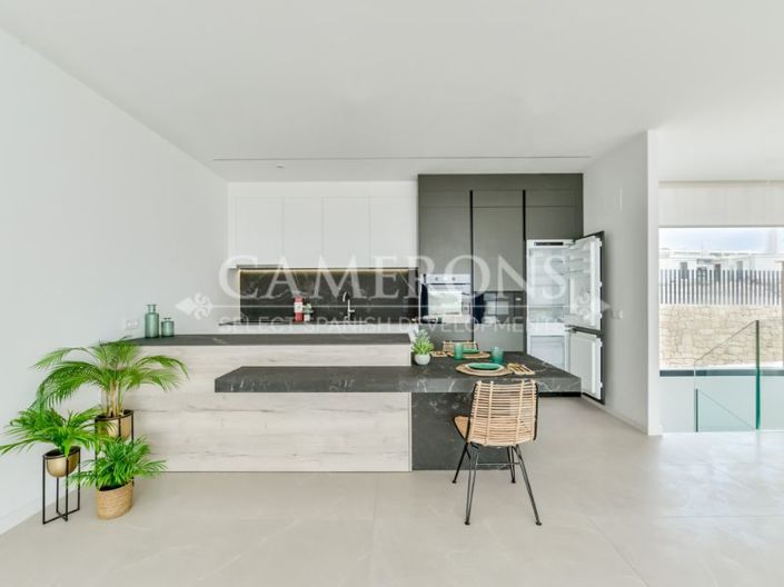 Image No.26-4 Bed Property for sale