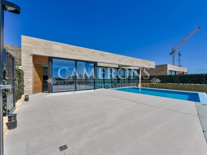 Image No.4-4 Bed Property for sale