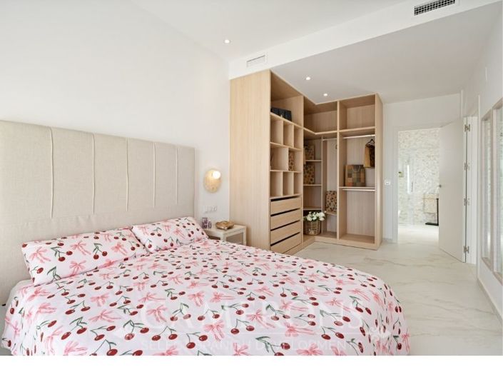 Image No.30-3 Bed Property for sale