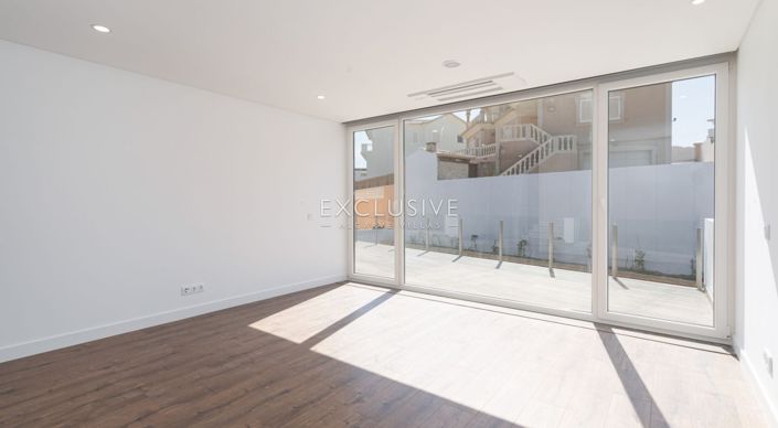 Image No.10-4 Bed Villa for sale