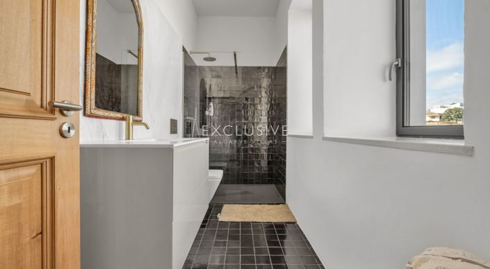 Image No.33-8 Bed Villa for sale