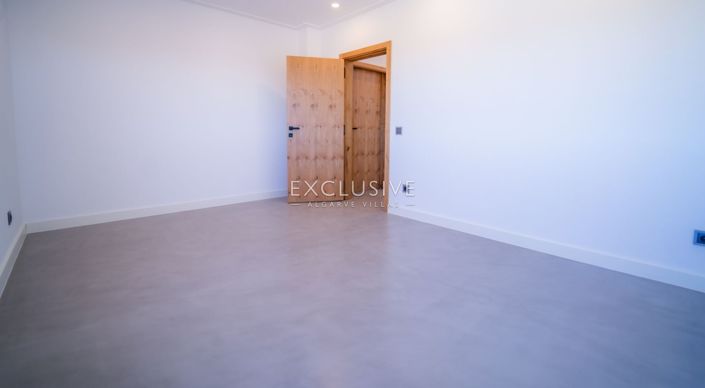 Image No.11-7 Bed Villa for sale