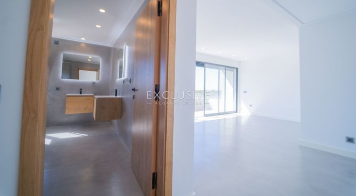 Image No.17-7 Bed Villa for sale