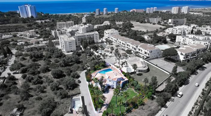 Image No.1-4 Bed Villa for sale