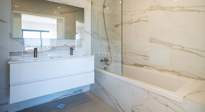 Image No.18-3 Bed Villa for sale