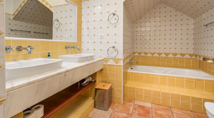 Image No.10-7 Bed Villa for sale