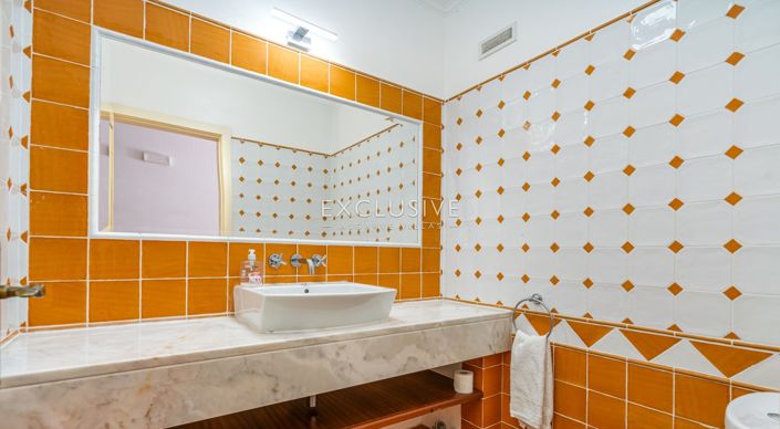 Image No.8-7 Bed Villa for sale