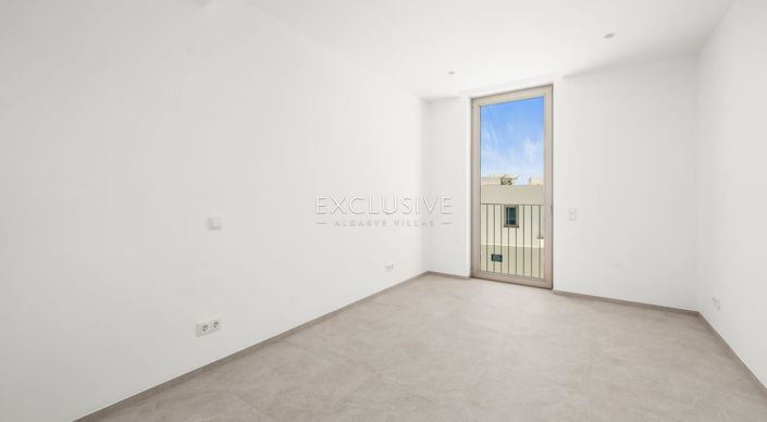 Image No.23-3 Bed Townhouse for sale