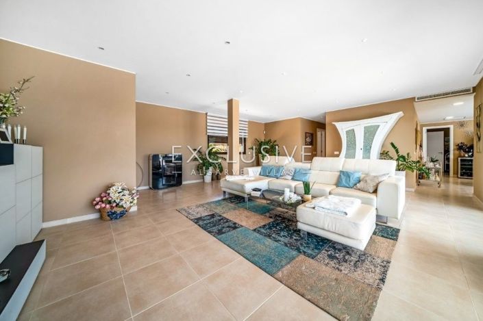 Image No.2-4 Bed Villa for sale