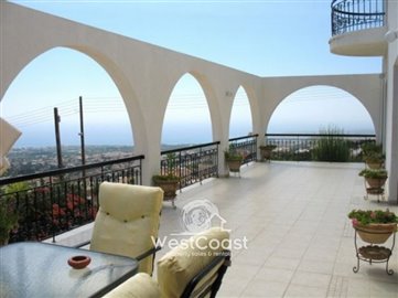 9707-veranda-is-perfect-for-entertainingfull