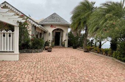 villa-butterfly-entrance