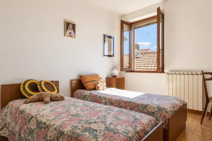 Image No.18-2 Bed Semi-Detached for sale