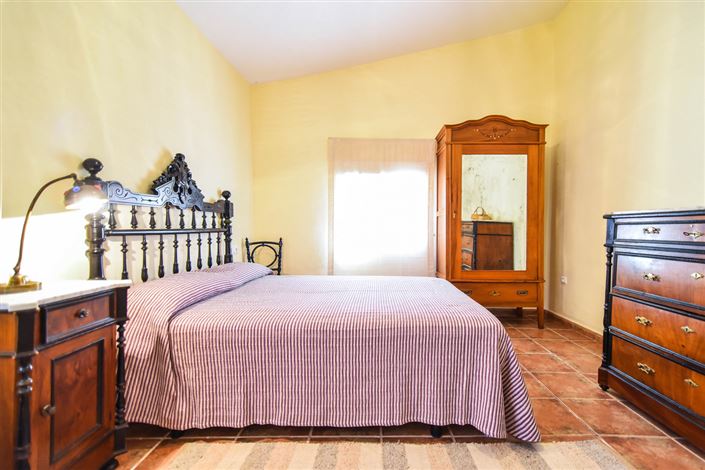 Image No.17-10 Bed Commercial for sale