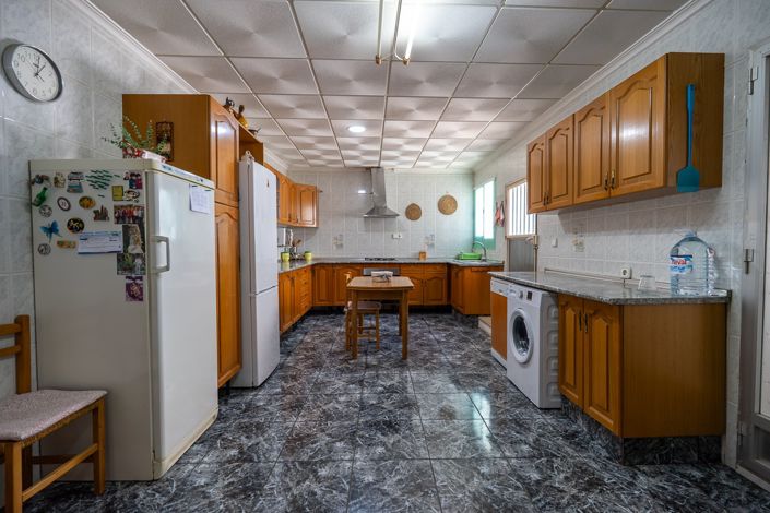 Image No.14-6 Bed Townhouse for sale