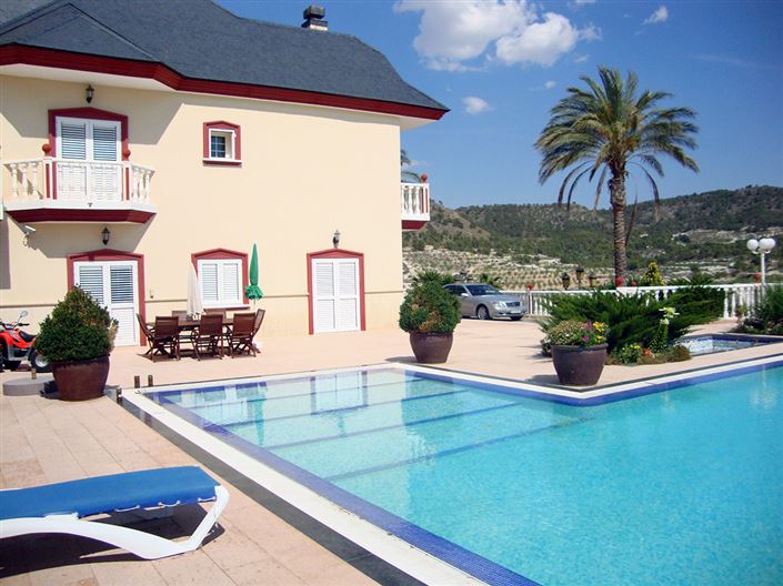 Image No.2-9 Bed Country House for sale