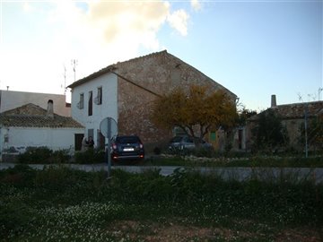470massivepropertyonedgeofvillagecf83153