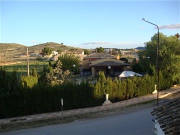 470massivepropertyonedgeofvillagecf83146
