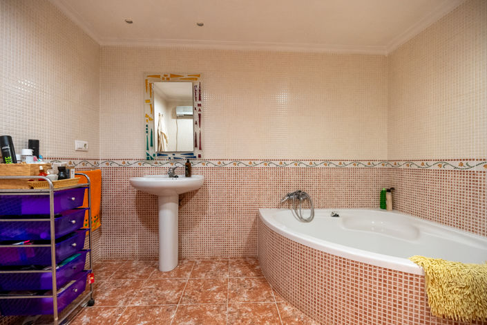 Image No.22-6 Bed Country House for sale