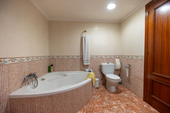 Image No.23-6 Bed Country House for sale