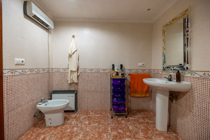 Image No.24-6 Bed Country House for sale