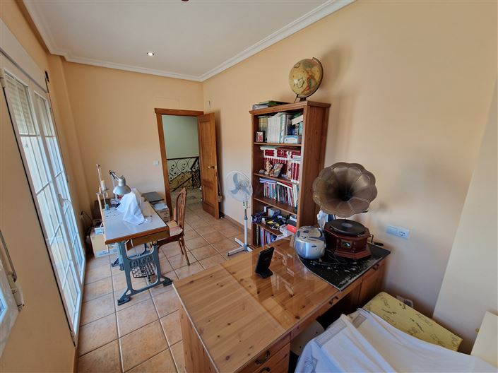 Image No.23-5 Bed Townhouse for sale