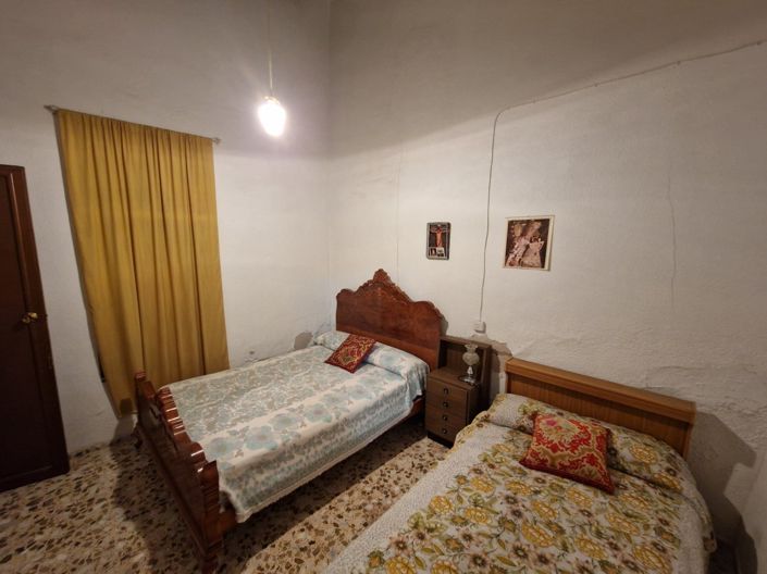 Image No.12-4 Bed Townhouse for sale
