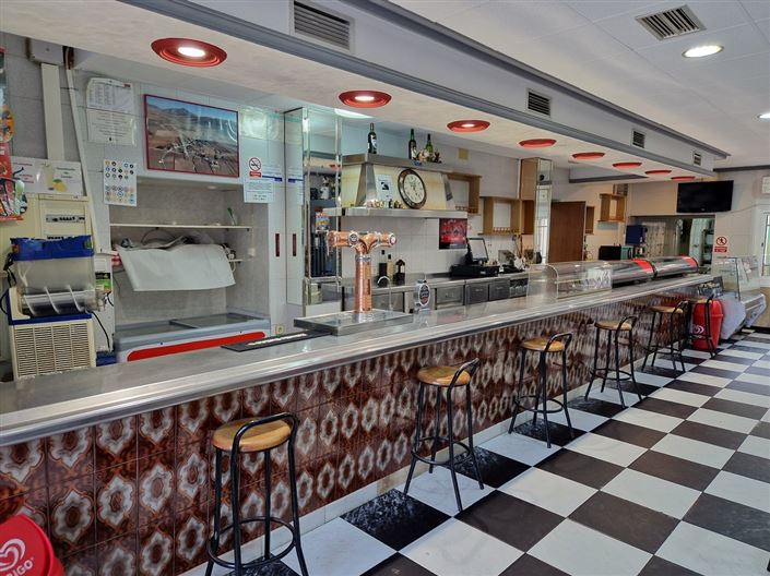 Image No.4-Commercial de 4 chambres à vendre à Canada de la Lena