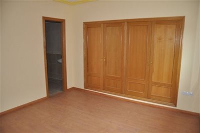 3377spaciousapartmentwithparkingspace08062311